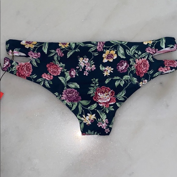 🔥Amor y Besos Reversible Bikini Bottoms NWT - Picture 5 of 7
